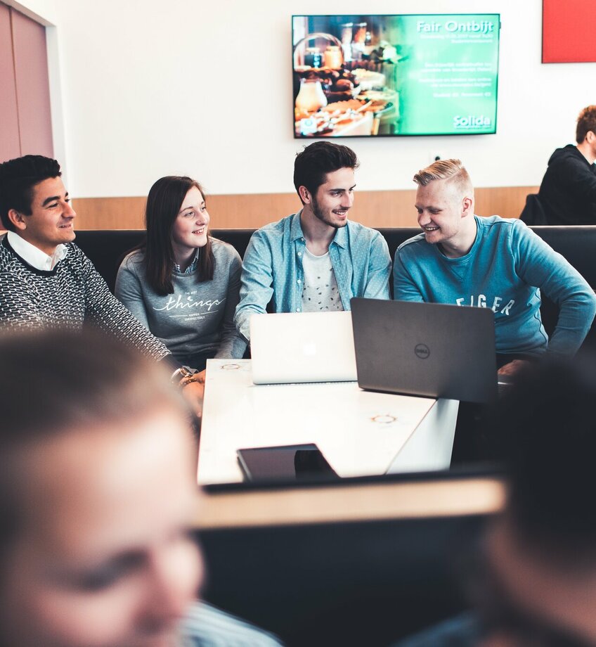 Studenten met laptop in cafetaria